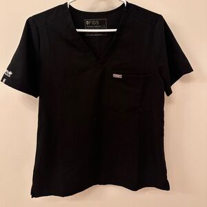 Figs Catarina One-Pocket Scrub Top - BLACK - MEDIUM with AYA Healthcare Logo